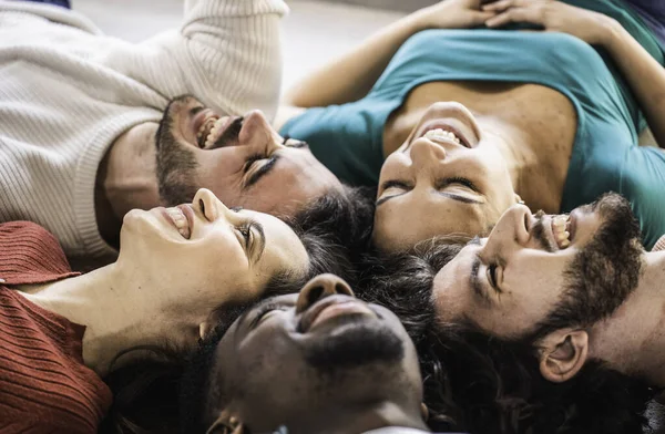 Πολυεθνικά Αγόρια Και Κορίτσια Που Βγάζουν Selfie Ξαπλωμένες Στο Πάτωμα Royalty Free Φωτογραφίες Αρχείου