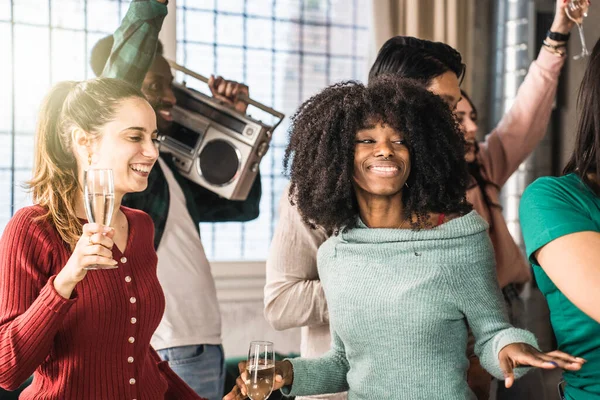 多个种族的年轻朋友一起举办家庭派对 有趣的多样化的人在客厅里玩乐地跳舞和唱歌 青少年生活方式的概念 聪明的过滤器 — 图库照片