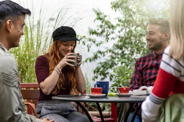 人们在咖啡吧花园一起喝拿铁咖啡 快乐的朋友在宾馆里聊天和玩乐 在露天咖啡馆里与快乐的男人和女孩一起生活方式的概念 温暖生动的过滤器 — 图库照片