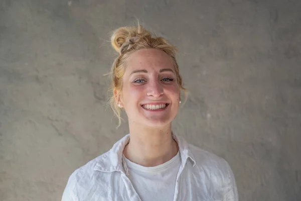 코카서스 여성의 스타일 과파란 미소를 카메라 앞에서 포즈를 취하는 재미를 스톡 사진