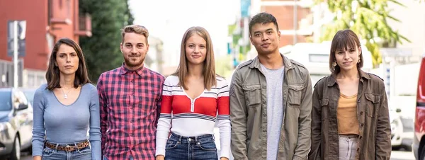 城市群青年大学生站在城市街道上的横幅或横幅 年轻人忧心忡忡的新的正常社会生活理念 — 图库照片