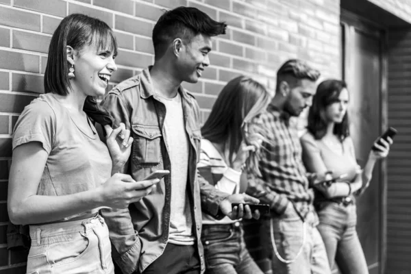 Multiculturele Vrienden Lachen Met Smartphone Aan Muur Universiteitscampus Jongeren Verslaafd — Stockfoto