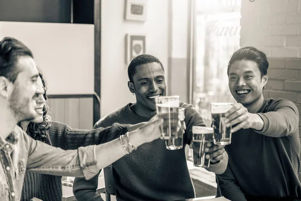 Amici Felici Che Bevono Birra Pub Bar Concetto Stile Vita — Foto Stock