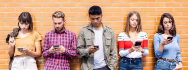 Yatay pankart ya da üniversitenin arka bahçesinde akıllı telefon kullanan çok kültürlü insanlar grubunun şablonu - cep telefonuna bağımlı milyonlarca yıllık arkadaşlar - sıcak canlı filtre