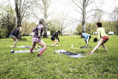 Arka planda şehir parkı olan dışarıda egzersiz yapan çok nesilli kadınlar sağlıklı yaşam tarzı ve neşeli yaşam tarzı kavramı