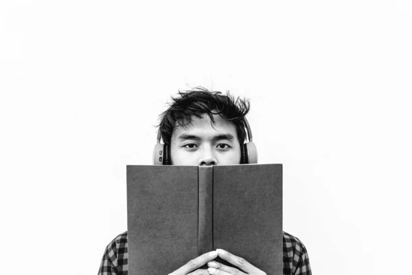Joven Asiático Leyendo Libro Escuchando Audiolibro Aire Libre Influenciador Social —  Fotos de Stock
