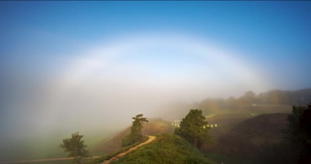 神秘的な自然現象 朝の光の中の霧の弓 4Kのタイムラプスビデオ — ストック動画