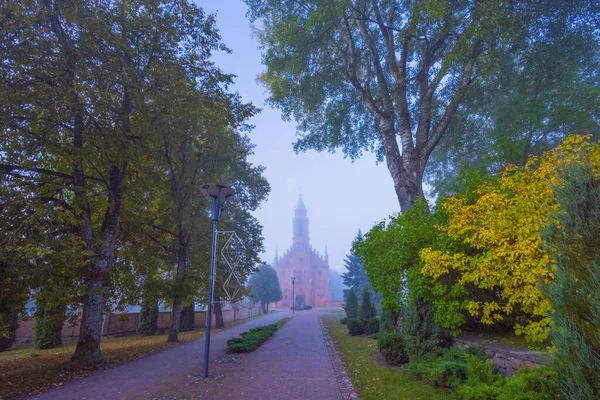 Igreja Virgem Maria Cidade Kernave Vista Nebulosa Lituânia — Fotografia de Stock