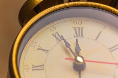 Çalar saat 12 'ye 5 kala. Eski biçim filtrelenmiş fotoğraf.