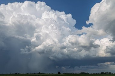Sahada fırtına bulutları, kasırga süperhücresi, aşırı hava, Avrupa 'da tehlikeli fırtına, Litvanya