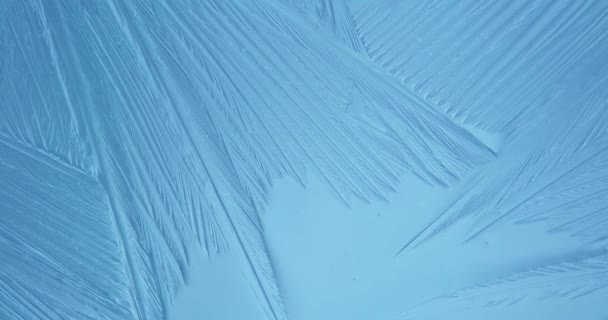 凍結窓の4Kビデオ 窓の上で成長する氷の結晶 — ストック動画