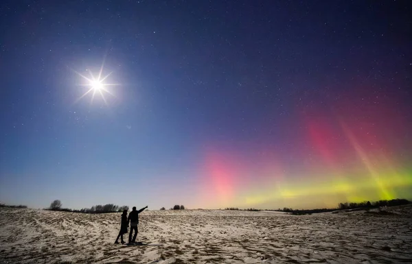 Північні Вогні Aurora Borealis Танцюють Нічному Небі Пара Силуетов Люди — стокове фото