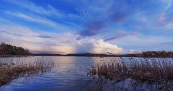 Göl Kenarında Rüzgarlı Bir Gün Bulutları Ufukta Gökkuşağı Olan Renkli — Stok video