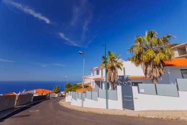 Madeira manzarası, yüksek uçurumlara ya da yamaçlara kurulmuş yerleşimler deniz kıyılarından, Garajau, Madeira adası, Portekiz 'den dik bir şekilde yükseliyor. Yüksek kalite fotoğraf