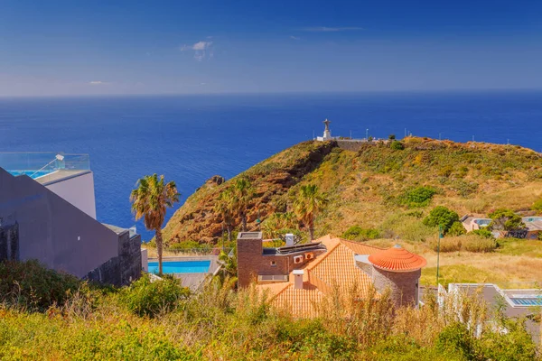 Madeira Adası Portekiz Deki Kral Heykeli Arka Planda Seyahat Ediyor — Stok fotoğraf