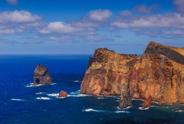 Sao Lourenco yarımadasının volkanik deniz kayalıkları, doğu Madeira, Portekiz, Atlantik Okyanusu. Yüksek kalite fotoğraf