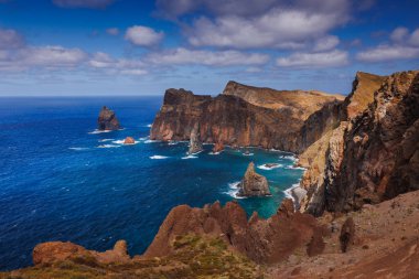 Sao Lourenco yarımadasının volkanik deniz kayalıkları, doğu Madeira, Portekiz, Atlantik Okyanusu. Yüksek kalite fotoğraf