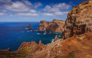 Sao Lourenco yarımadasının volkanik deniz kayalıkları, doğu Madeira, Portekiz, Atlantik Okyanusu. Yüksek kalite fotoğraf