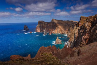 Sao Lourenco yarımadasının volkanik deniz kayalıkları, doğu Madeira, Portekiz, Atlantik Okyanusu. Yüksek kalite fotoğraf
