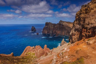 Sao Lourenco yarımadasının volkanik deniz kayalıkları, doğu Madeira, Portekiz, Atlantik Okyanusu. Yüksek kalite fotoğraf