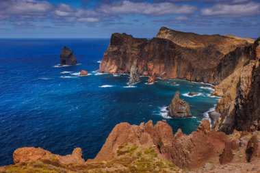 Sao Lourenco yarımadasının volkanik deniz kayalıkları, doğu Madeira, Portekiz, Atlantik Okyanusu. Yüksek kalite fotoğraf