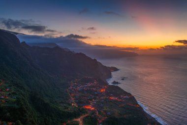 Arco de Sao Jorge 'deki Miradouro da Beira da Quinta' dan görüntü, Madeira adasının akşam manzarası. Yüksek kalite fotoğraf