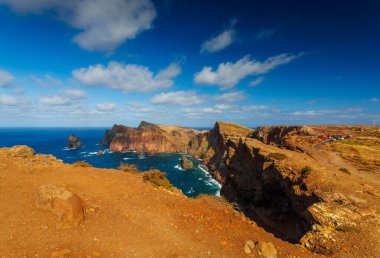 Sao Lourenco yarımadasının volkanik deniz kayalıkları, doğu Madeira, Portekiz, Atlantik Okyanusu. Yüksek kalite fotoğraf