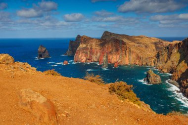 Sao Lourenco yarımadasının volkanik deniz kayalıkları, doğu Madeira, Portekiz, Atlantik Okyanusu. Yüksek kalite fotoğraf