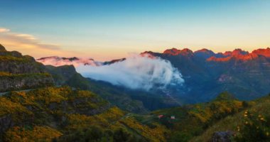 Madeira dağlarında hızlı hareket eden bulutların zamanı. Dağlarda renkli bir akşam. Yüksek kalite 4k görüntü