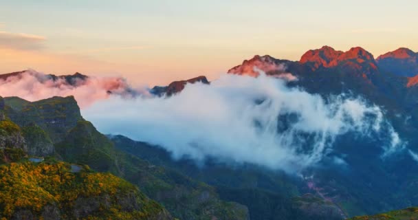 Timelapse Szybko Poruszających Się Chmur Górach Madery Kolorowy Wieczór Górach — Wideo stockowe