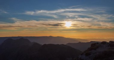 Pico Ruivo dağından gün batımına kadar. Madeira, Portekiz. Yüksek kalite 4k görüntü