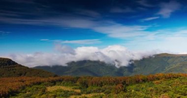 Madeira dağlarında hızlı hareket eden bulutların zamanı. Yüksek kalite 4k görüntü
