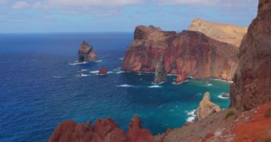 Sao Lourenco yarımadasının volkanik deniz kayalıkları, doğu Madeira, Portekiz, Atlantik Okyanusu. Yüksek kalite 4k görüntü
