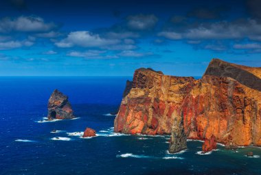 Sao Lourenco yarımadasının volkanik deniz kayalıkları, doğu Madeira, Portekiz, Atlantik Okyanusu. Yüksek kalite fotoğraf