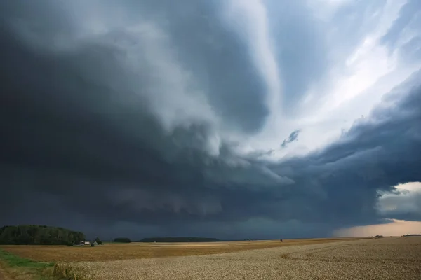 Gniewna Burza Superkomórkowa Wpłynęła Zmianę Klimatu Niebezpieczna Chmura Burzowa Szybko — Zdjęcie stockowe