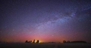 Samanyolu galaksisi gece gökyüzünde dönüyor. Litvanya 'nın gece gökyüzü Yüksek kalite 4K görüntü
