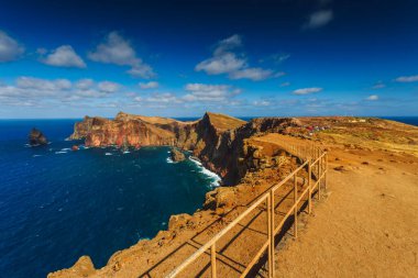 Sao Lourenco Yarımadası 'nın Volkanik Deniz Kayalıkları: Görkemli Güzellik ve Jeolojik Harikalar. Yüksek kalite fotoğraf