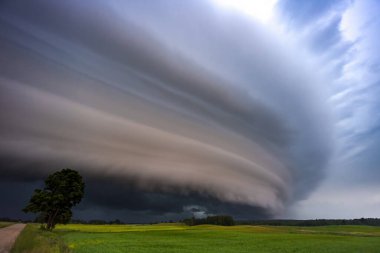 İklim değişikliğinden etkilenen kızgın süper hücre fırtınası. Katmanlı tehlikeli fırtına süperhücre raf bulutu. Yüksek kalite fotoğraf