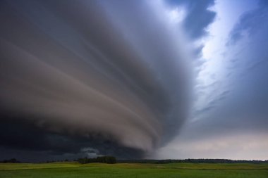 İklim değişikliğinden etkilenen kızgın süper hücre fırtınası. Katmanlı tehlikeli fırtına süperhücre raf bulutu. Yüksek kalite fotoğraf