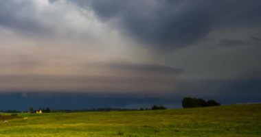 Doğal Öfke Serbest Bırakıldı. 4k Epic Supercell Fırtına Zamanı. Litvanya, Avrupa. Yüksek kalite 4k görüntü