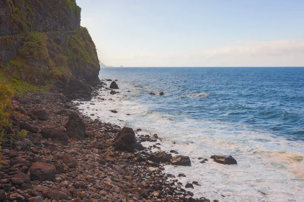 Die Nordküste Madeiras Mit Ihren Atemberaubenden Bergen Und Dem Atlantik — Stockfoto