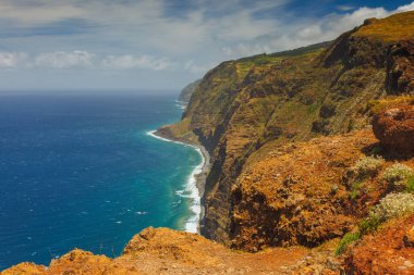 Portekiz 'in Madeira adasının batı kıyısındaki kayalıklar. Yüksek kalite fotoğraf