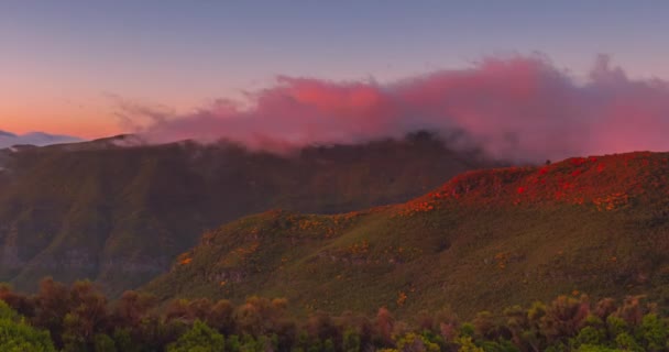 马德拉山区快速移动的云的时间过去了 多彩的夜晚 在山上 高质量的4K镜头 — 图库视频影像