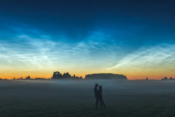 Пара Танцев Ночном Пейзаже Ночным Сиянием Облаков Литве Высокое Качество — стоковое фото
