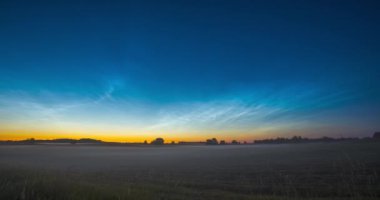 Litvanya 'da gece manzarası ve Noctilucent bulutları. Yüksek kalite 4k görüntü