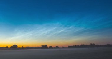 Litvanya 'da gece manzarası ve Noctilucent bulutları. Yüksek kalite 4k görüntü