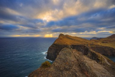 Sao Lourenco yarımadasının volkanik deniz kayalıkları, doğu Madeira, Portekiz, Atlantik Okyanusu. Yüksek kalite fotoğraf