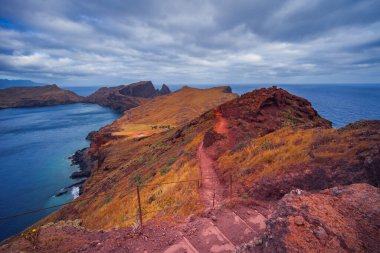 Sao Lourenco yarımadasının volkanik deniz kayalıkları, doğu Madeira, Portekiz, Atlantik Okyanusu. Yüksek kalite fotoğraf