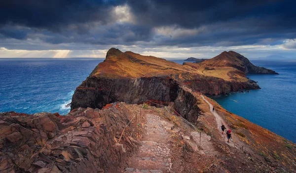 Sao Lourenco yarımadasının volkanik deniz kayalıkları, doğu Madeira, Portekiz, Atlantik Okyanusu. Yüksek kalite fotoğraf