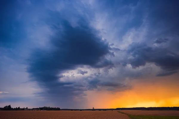 Nuvem Tempestade Influenciada Pelas Mudanças Climáticas Nuvem Tempestade Perigosa Girando — Fotografia de Stock